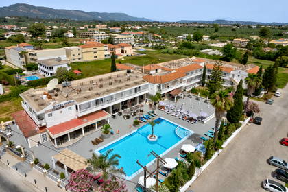 Hotel z basenem widziany z lotu ptaka.