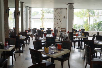 Restauracja: nakryte stoły i krzesła.