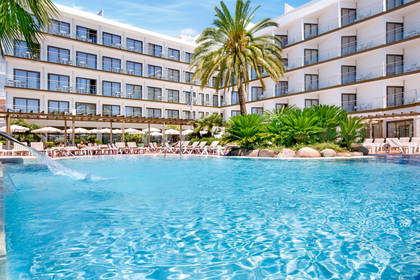 Basen hotelowy z palmą.