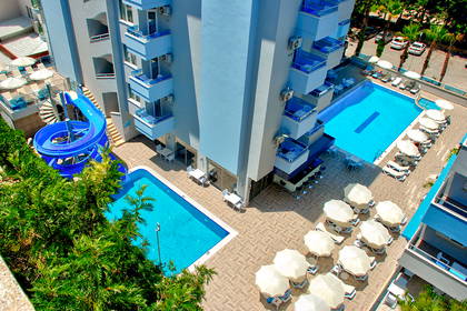 Hotel z basenami i zjeżdżalnią, widok z góry.