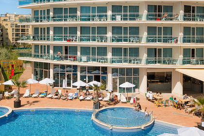 Basen i budynek hotelu w słoneczny dzień.