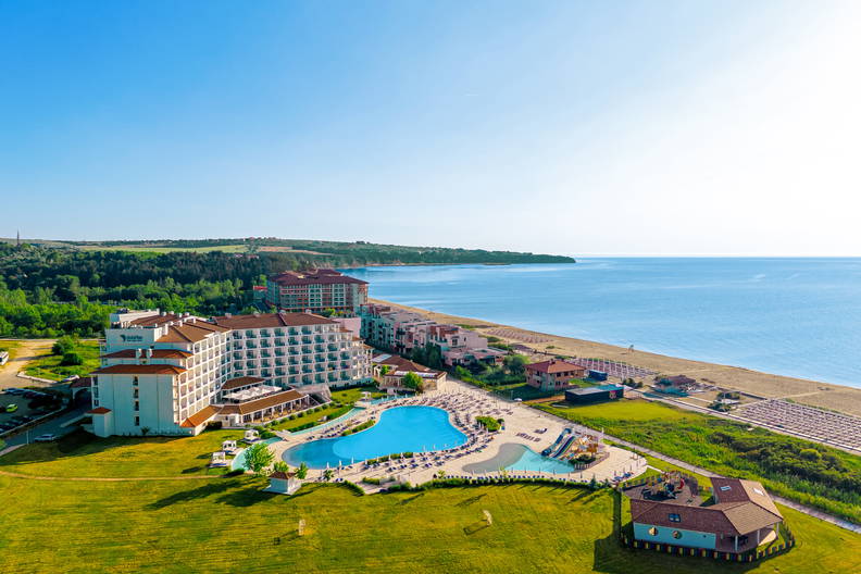 Luksusowy kurort nad morzem z basenem, widok z lotu ptaka.