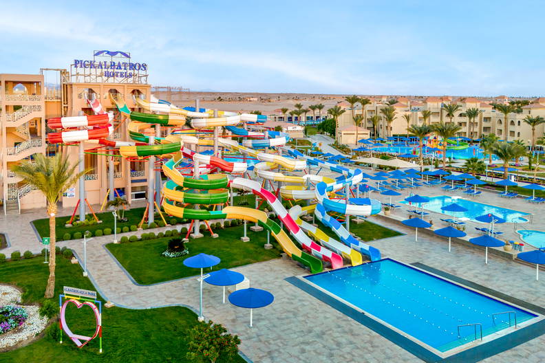 Kompleks basenów i zjeżdżalni w hotelu.