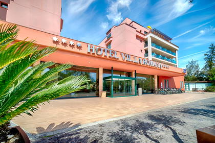 Wejście do Hotelu Villa Romana z palmą po lewej stronie.
