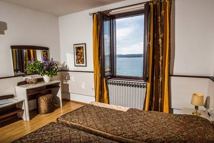 Pokój hotelowy z widokiem na morze.