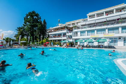 Basen hotelowy pełen ludzi w słoneczny dzień.