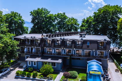 Hotel Mizo w słoneczny dzień – widok z zewnątrz.