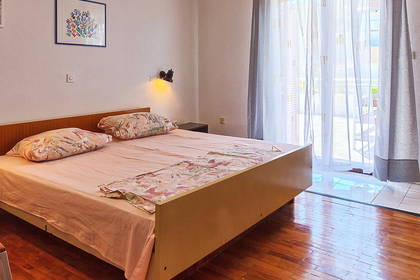 Pokój hotelowy z dwoma łóżkami i balkonem.