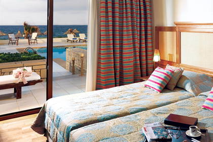 Pokój hotelowy z widokiem na basen i ocean.
