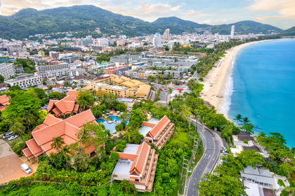 Panoramiczny widok na plażę Patong w Tajlandii.