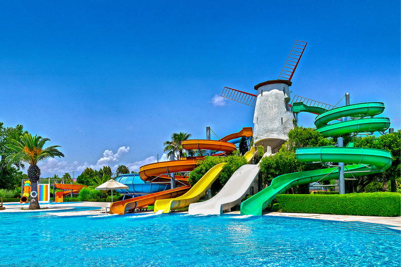 Park wodny ze zjeżdżalniami, basenem i młynem wodnym.