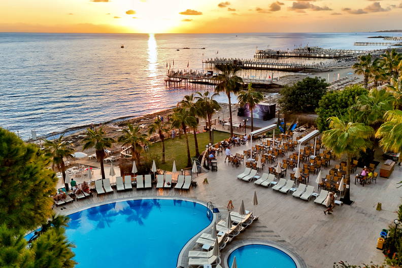 Kurort nad morzem o zachodzie słońca.