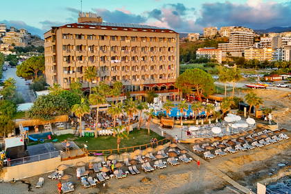 Hotel z basenem i plażą widziany z lotu ptaka.