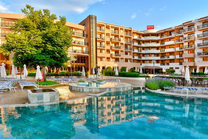 Basen i budynek hotelu HVD w tle.