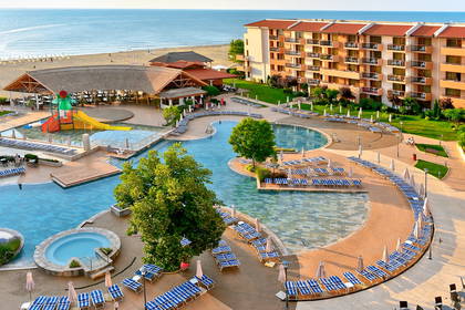 Kurort z basenami, zjeżdżalniami i hotelami blisko plaży, widok z góry.
