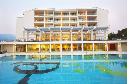 Hotel z basenem, w którym lustrzane odbicie budynku tworzy iluzję.