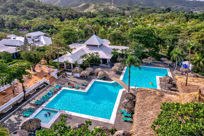 Kompleks basenowy w tropikalnym kurorcie, widok z góry.