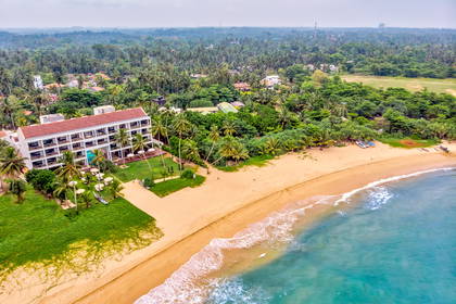 Hotel przy plaży w tropikach, widok z lotu ptaka.