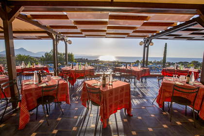 Restauracja na świeżym powietrzu z widokiem na morze.
