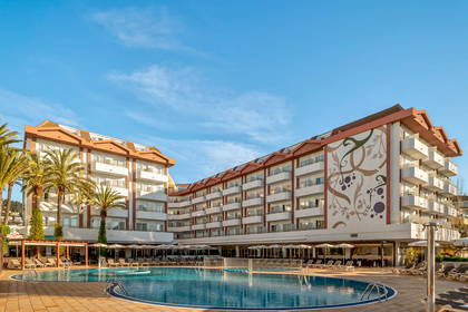 Basen i hotel z balkonami w słoneczny dzień.