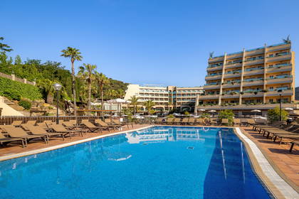 Basen w hotelu Golden Bahia de Tossa w Hiszpanii.