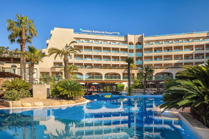 Hotel Golden Bahia de Tossa z basenem i palmami.