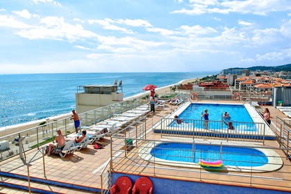 Basen na dachu hotelu z widokiem na ocean, fotografia z góry.
