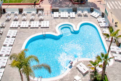 Basen hotelowy blisko plaży, widok z góry.