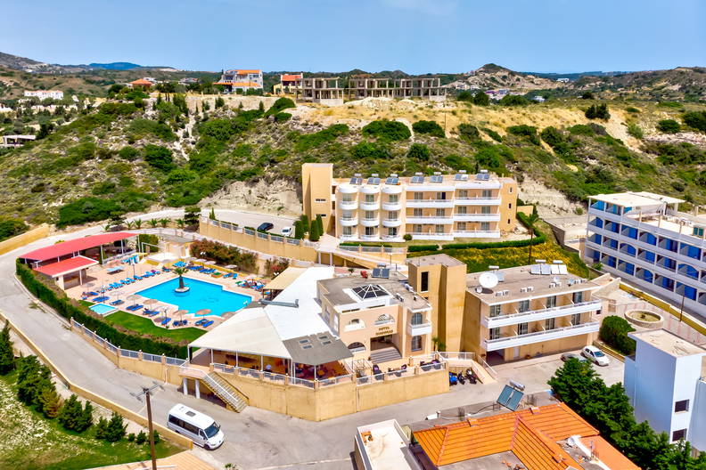 Hotel z basenem otoczony zielenią, widok z lotu ptaka.