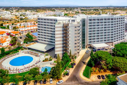 Hotel Jupiter Albufeira i basen z lotu ptaka.