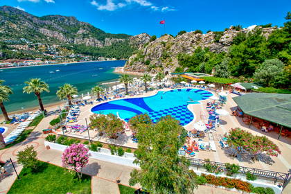 Kompleks hotelowy z basenem, widok z góry. W tle morze.