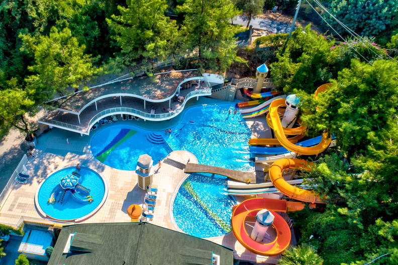 Kurort z basenami i zjeżdżalniami wodnymi, widok z lotu ptaka.