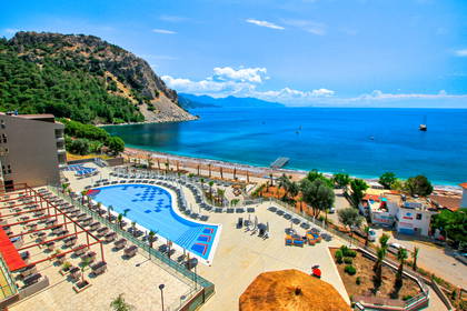 Hotel z basenem i plażą, widok z góry.