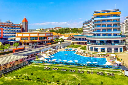 Luksusowy hotel z basenem i trawnikiem, widok z góry.