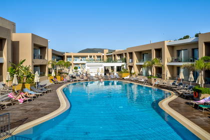 Basen hotelowy z leżakami.
