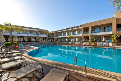 Basen hotelowy z leżakami i parasolami.