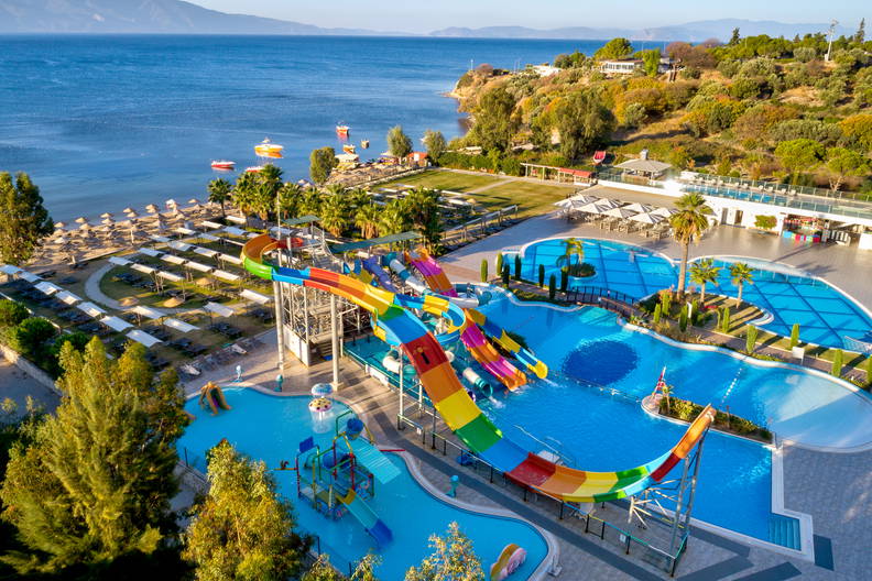 Park wodny z palmami przy plaży, widok z lotu ptaka. W tle morze.