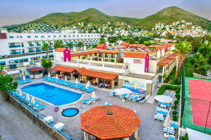Kurort Tiana Beach z basenem i kortem tenisowym, widok z lotu ptaka.