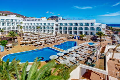 Hotel z basenami i parasolami.