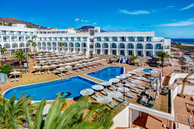 Hotel z basenami i parasolami.