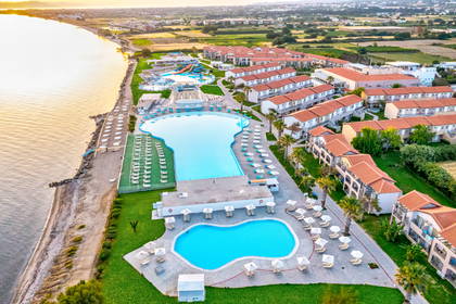 Kompleks hotelowy z basenami przy plaży, widok z lotu ptaka.