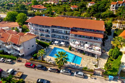 Hotel z basenem otoczony zielenią, widok z lotu ptaka.