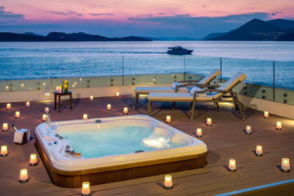 Jacuzzi, leżaki i morze o zmierzchu.