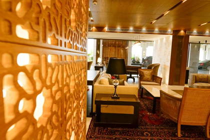 Lobby hotelowe z drewnianym wystrojem i meblami.