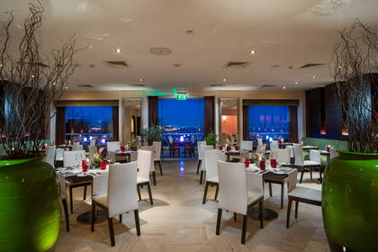 Elegancka restauracja z widokiem na nocne miasto.