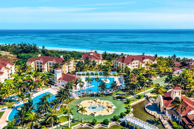 Kurort z basenami i palmami nad morzem, widok z lotu ptaka.