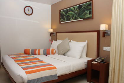 Pokój hotelowy z łóżkiem, szafką nocną i dekoracjami.