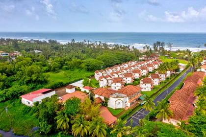 Resort nad oceanem widziany z lotu ptaka.
