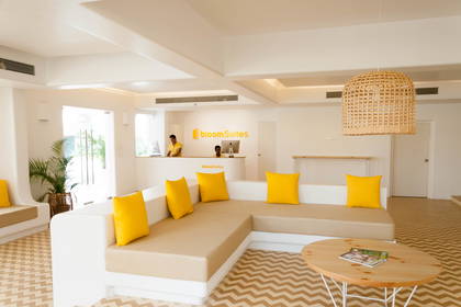 Sofa, recepcja i personel w hotelu BloomSuites.