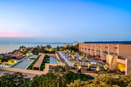 Hotel i morze o zmierzchu.